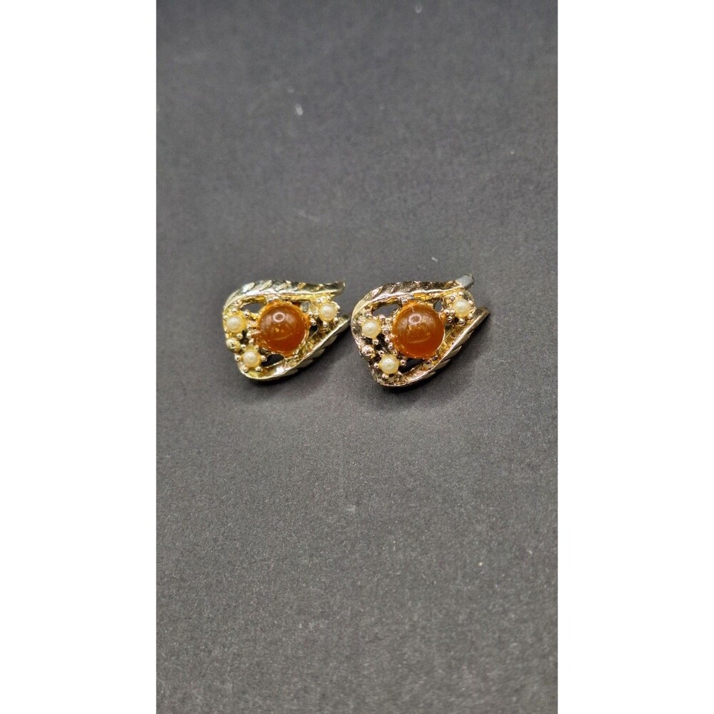 Vintage clip-on earrings Goldtone with Amber colored cabochon, faux pearls Leaf